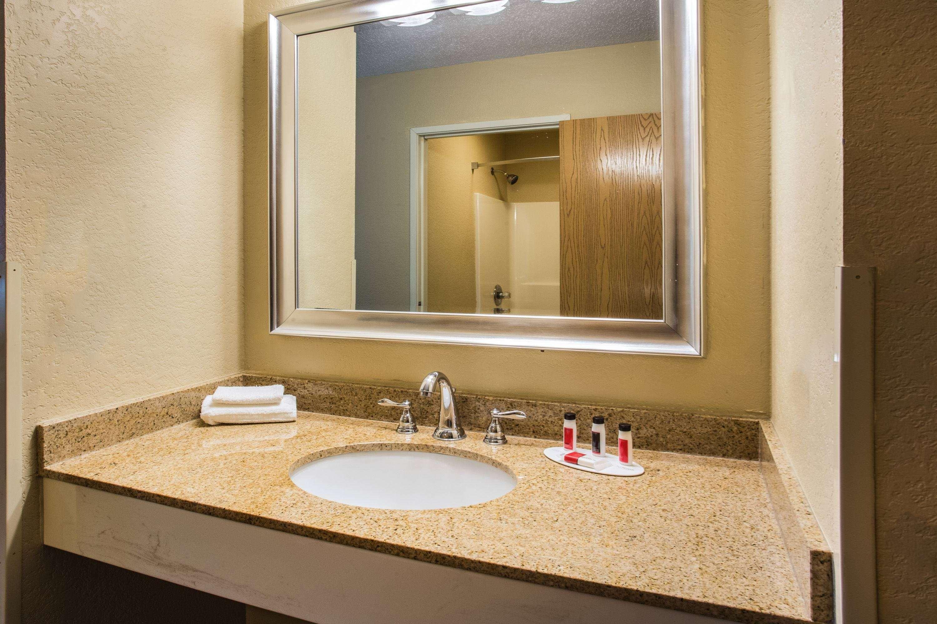 Hotel Super 8 By Wyndham Remington Extérieur photo