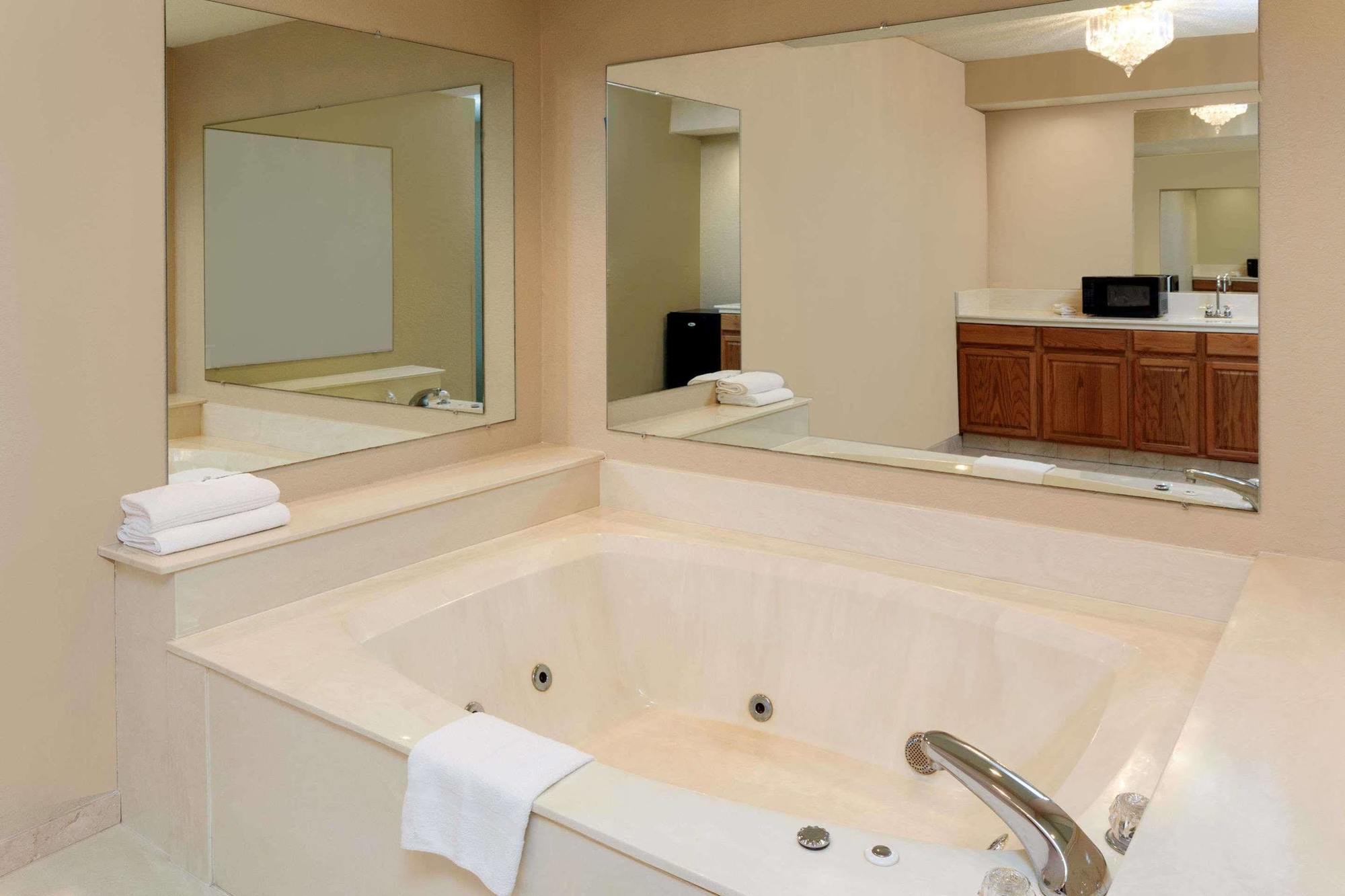 Hotel Super 8 By Wyndham Remington Extérieur photo